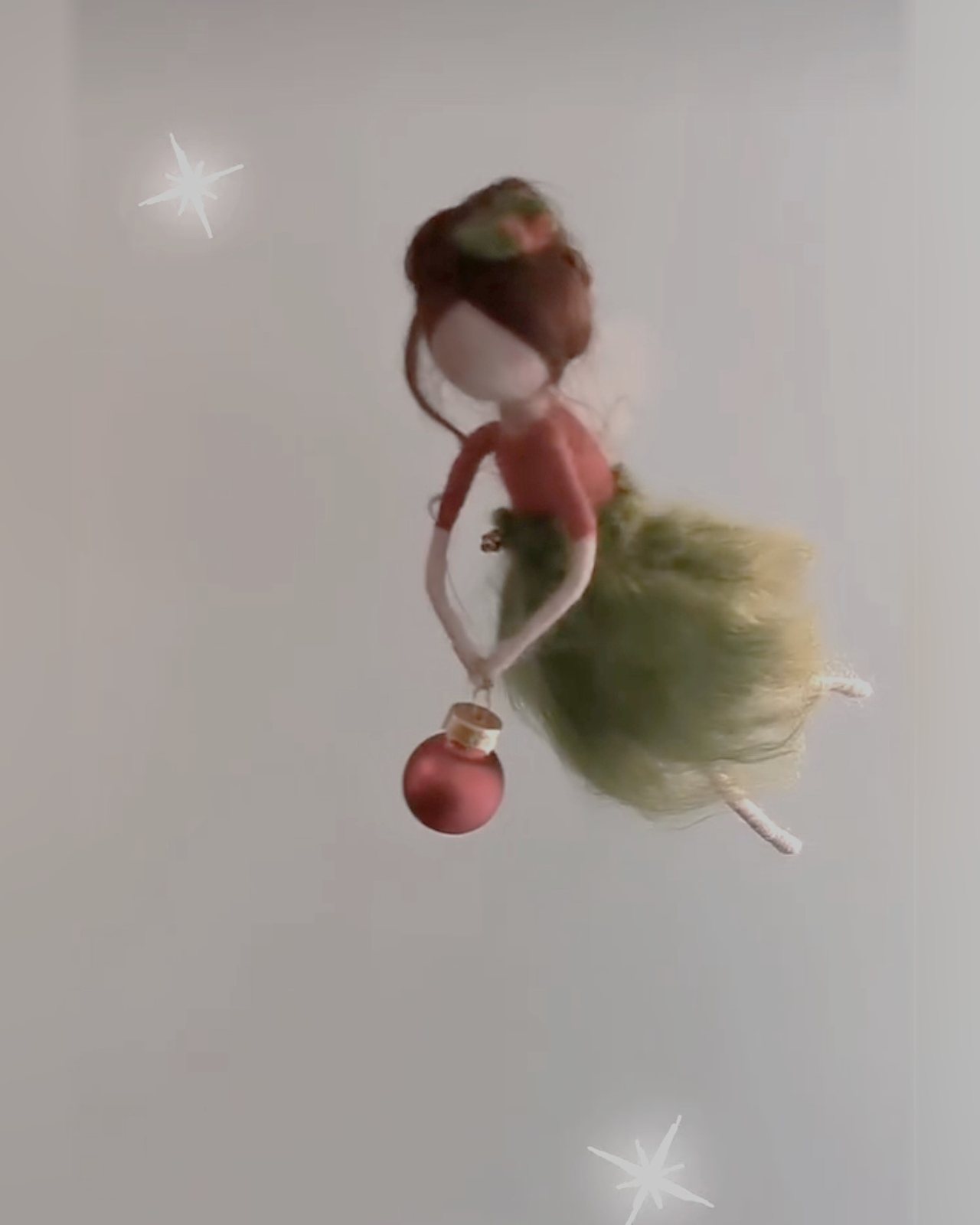 Weihnachtselfe mit roter Weihnachtskugel